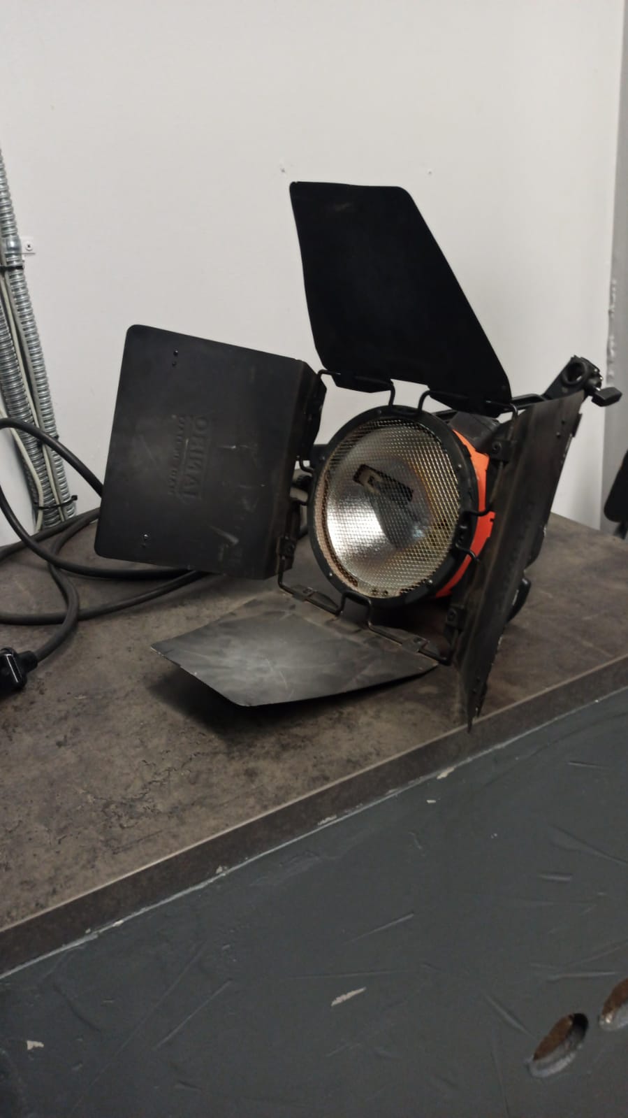 Ianiro Varibeam (1 КВатт, нерегулируемый) - 05758 в магазине RentaPhoto.Store